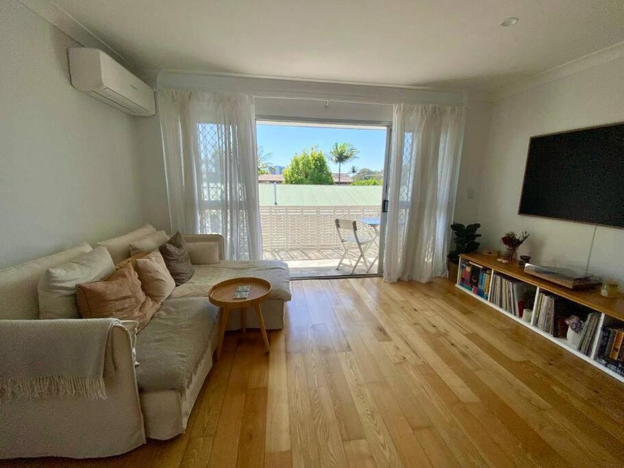 Sunny Beachside Escape 2br Walk To Palm