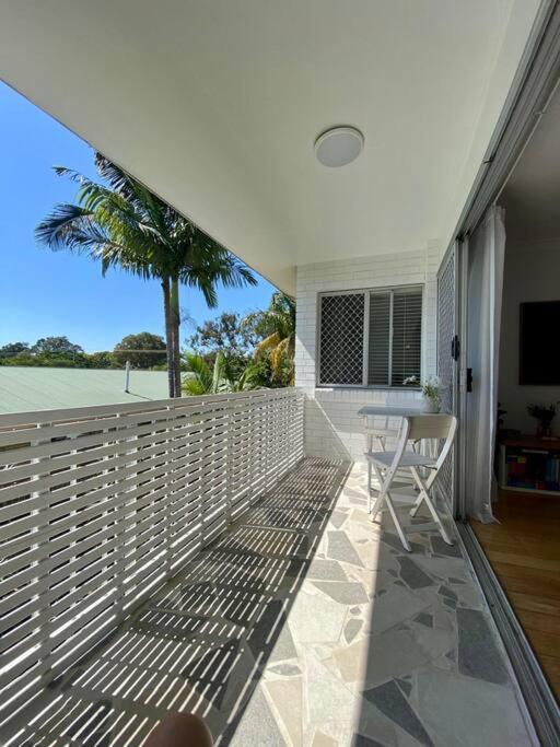 Sunny Beachside Escape 2br Walk To Palm Apartment